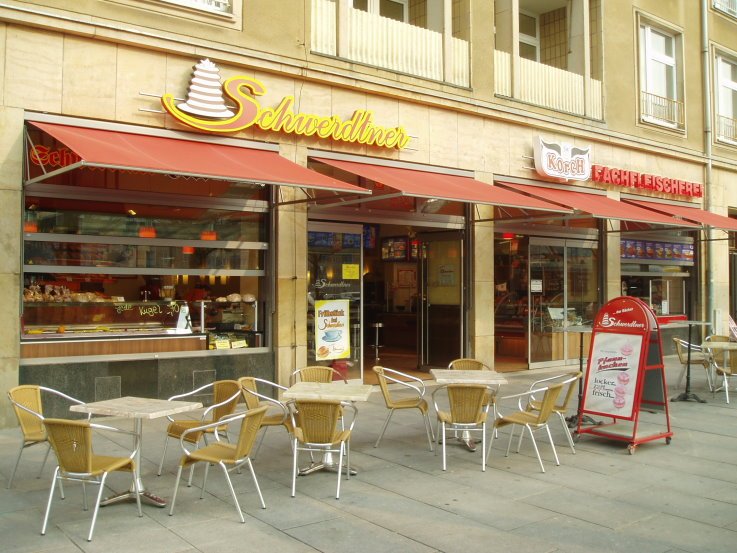 Umbau eines Ladenlokals / Anpassung an die denkmalgeschützte Fassade zur  Wallstraße