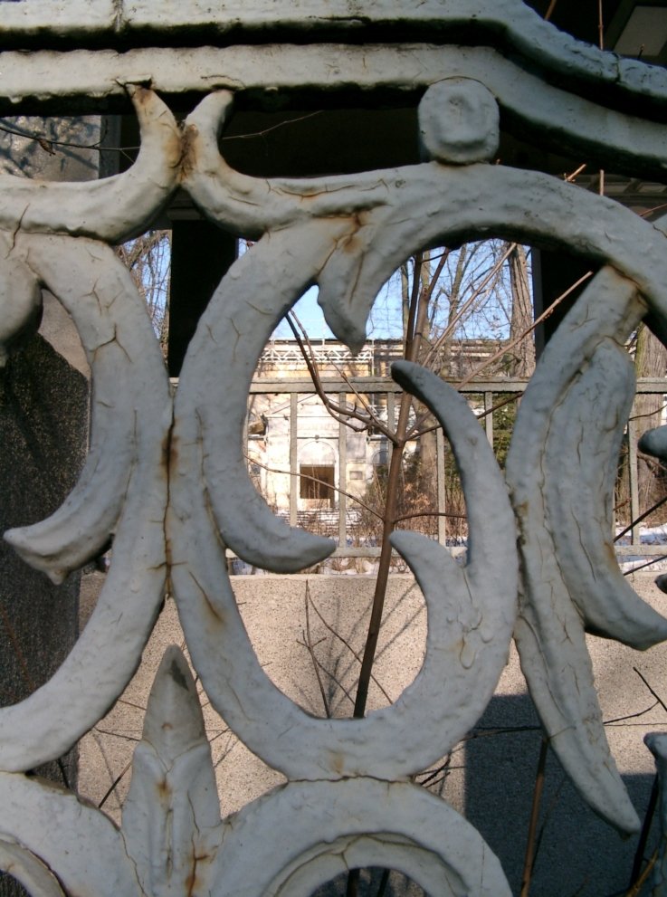 Zaundetail mit Blick auf das Damenbad