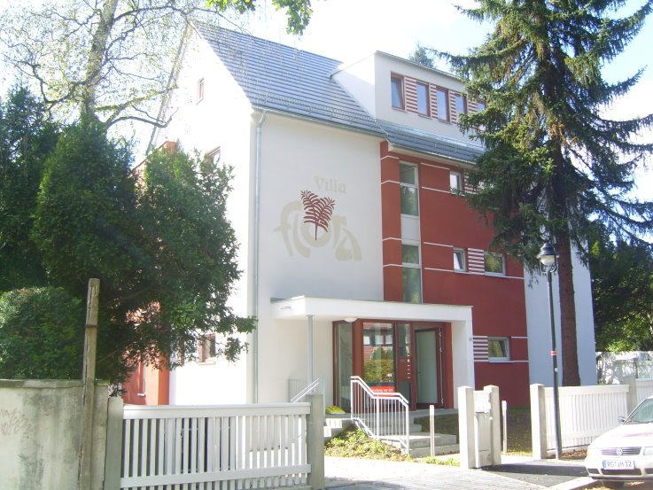 Straßenseite Villa Flora