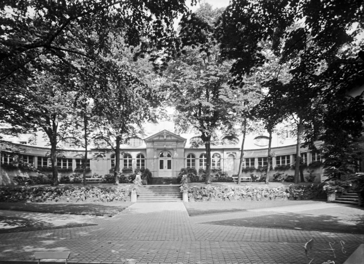 Park mit Damenbad und Verbindungsgängen  ca.1930